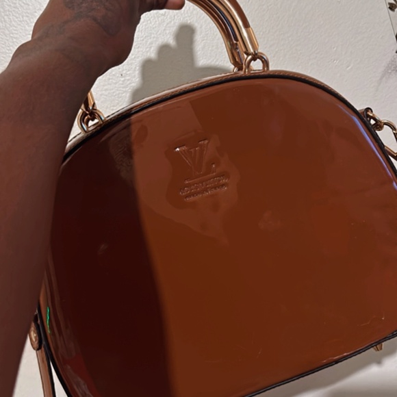 Lv embossed patent leather hand bag - Picture 4 of 8